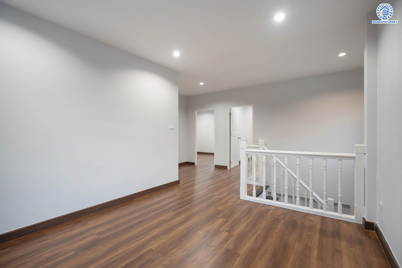 บ้านมือสองตกแต่งใหม่ ม.วรารมย์ เพชรเกษม81 แบรนด์ Q.House รองรับทุกความสุข เนื้อที่ 54 ตร.ว. ฟังก์ชัน 3 ห้องนอน 2 ห้องน้ำ 1 ห้องอเนกประสงค์ จอดรถได้ 1 คัน บนทำเลใกล้ The Mall บางแค และเชื่อมต่อ ถ.พุทธมณฑลสาย4 และ ถ.กาญจนาฯ